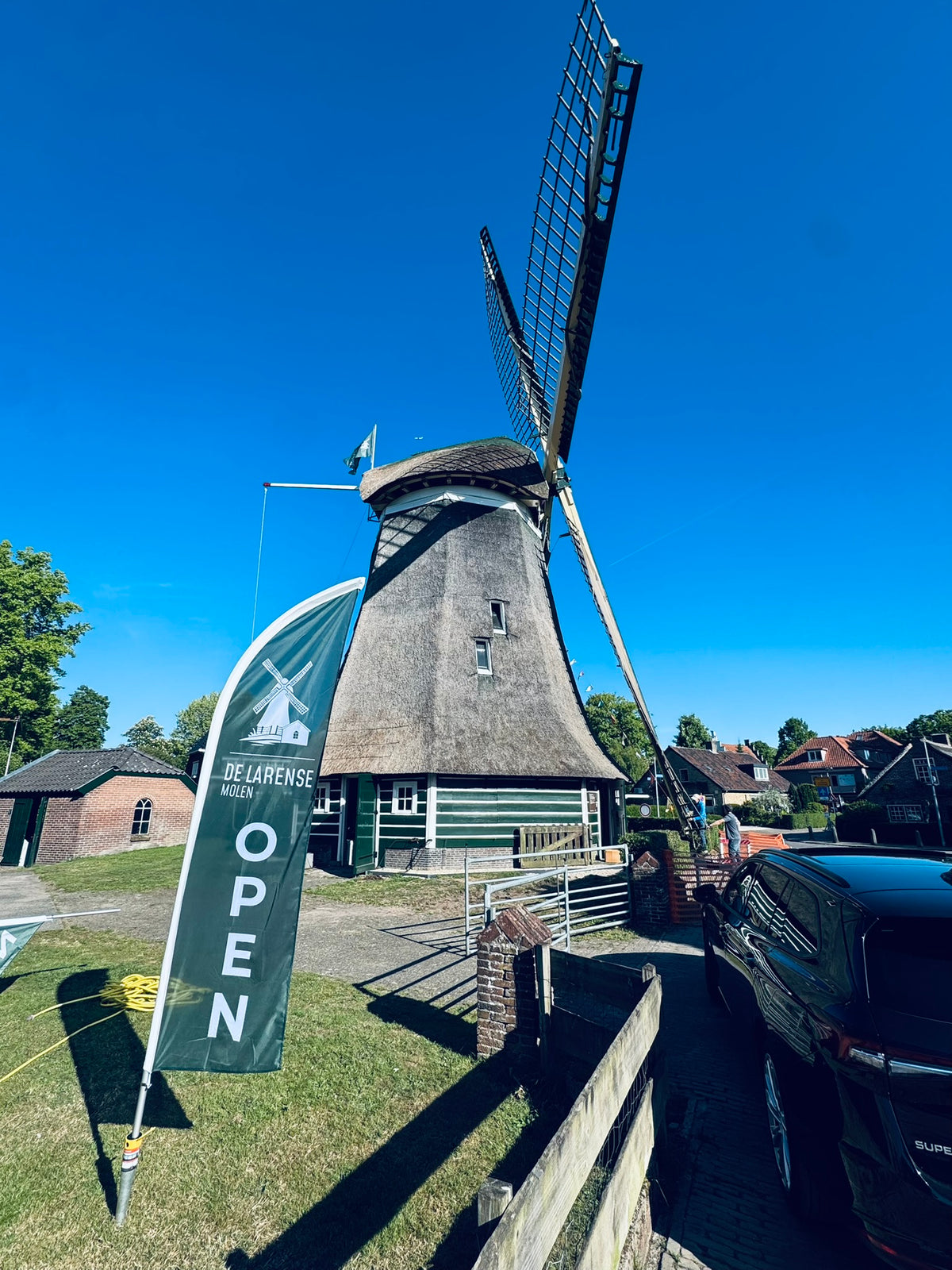Larense Molen met vlag, de winkel is open